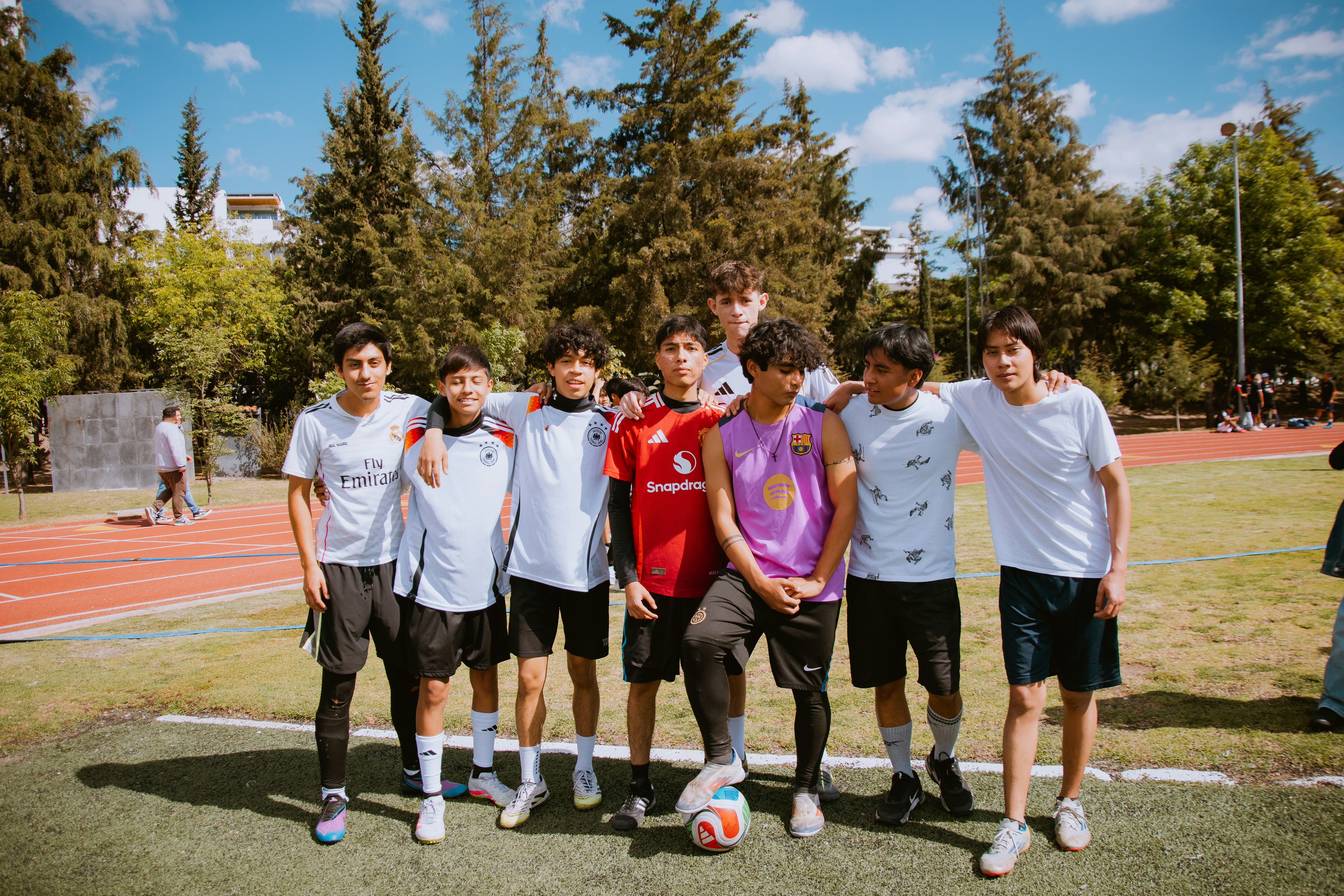 这队的高位逼抢太窒息了